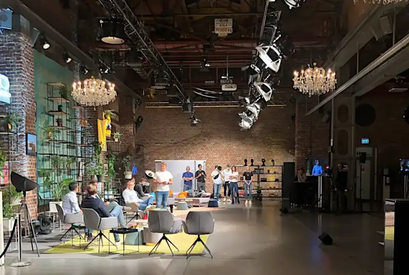 Digital-Moderator für Online Event, hybride Moderation und Livestream